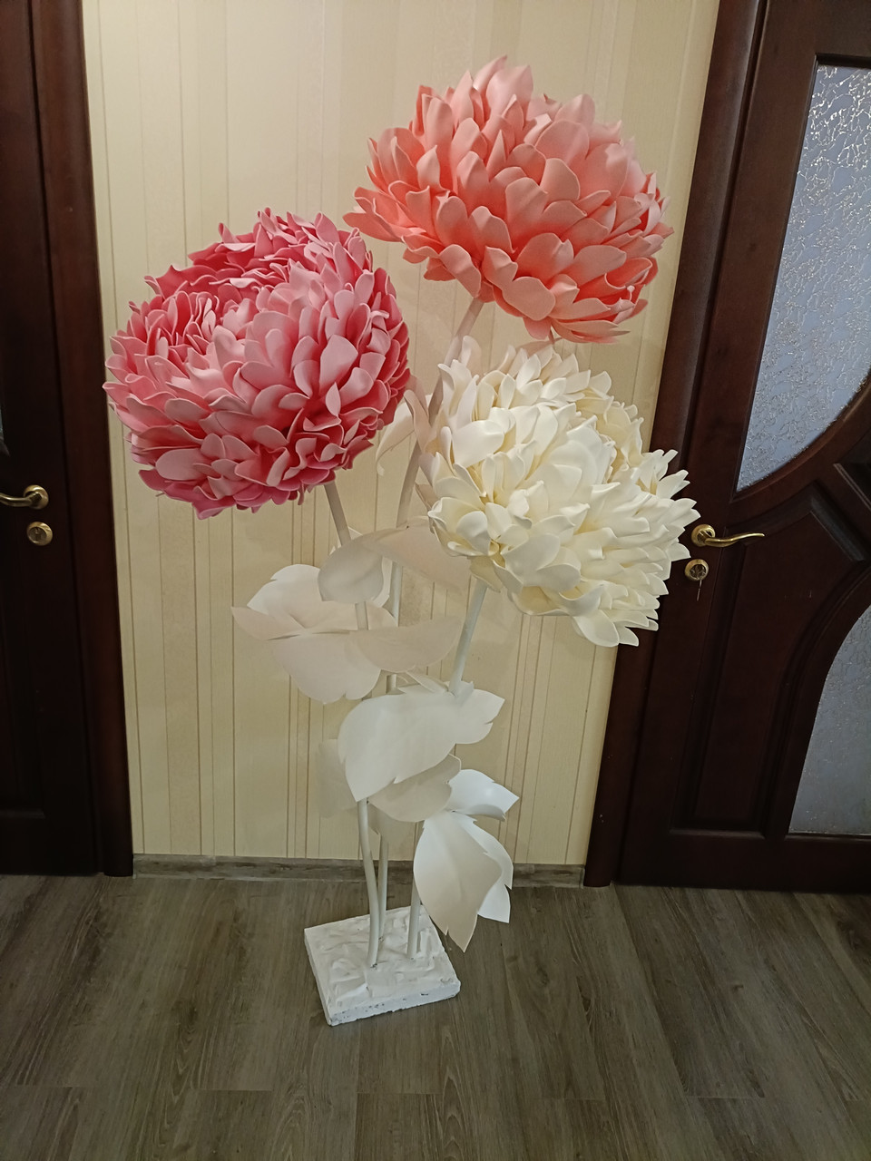 Квіти піони, ростові великі квіти, піони з ізолону