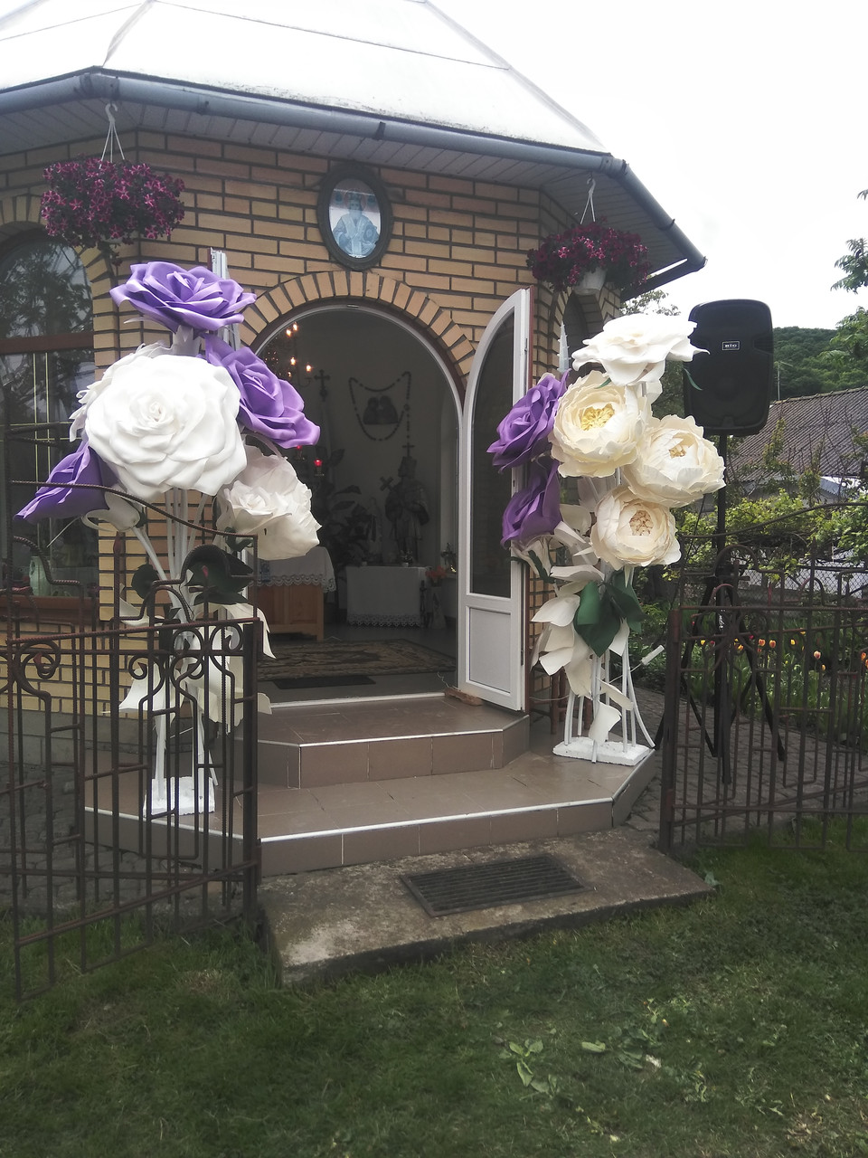 Посилена бетонна стійка на 5 квітів (Біла, 4.5 кг) — з гумовою фіксацією та отвором під кабель - Зображення 2