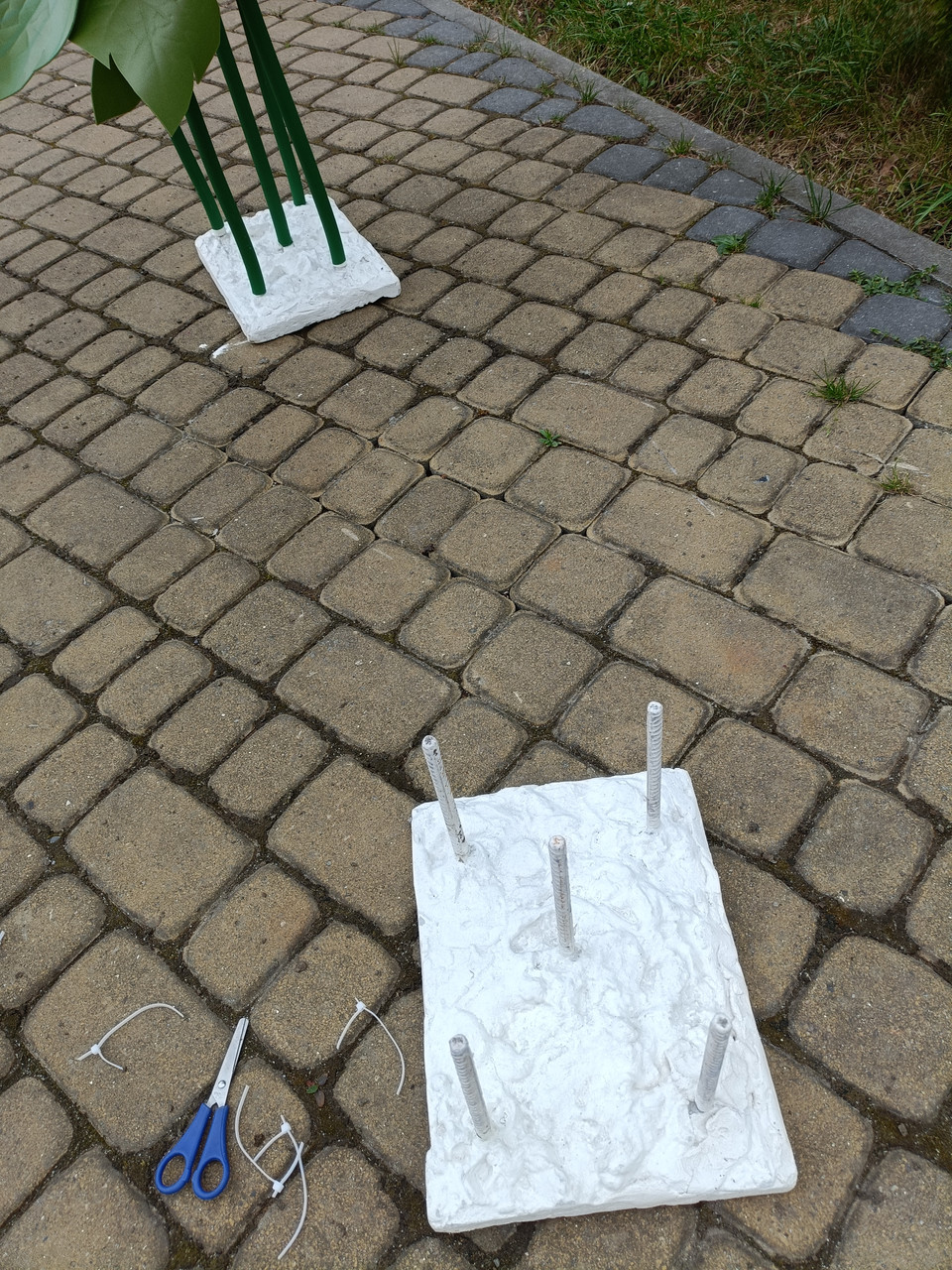 Посилена бетонна стійка на 5 квітів (Біла, 4.5 кг) — з гумовою фіксацією та отвором під кабель