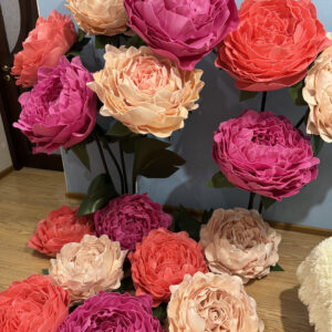 Ростові квіти для декору: великі троянди та півонії (до 180 см)